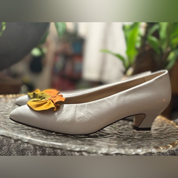 Vintage Bandolino Made in Italy Ivory Leather Pumps with Sculptural Bow 8.5 N - Picture 15 of 16